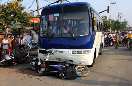 Xe khách đâm hàng loạt phương tiện dừng đèn đỏ ảnh 1
